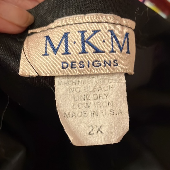 Solid black blouse - Picture 4 of 4